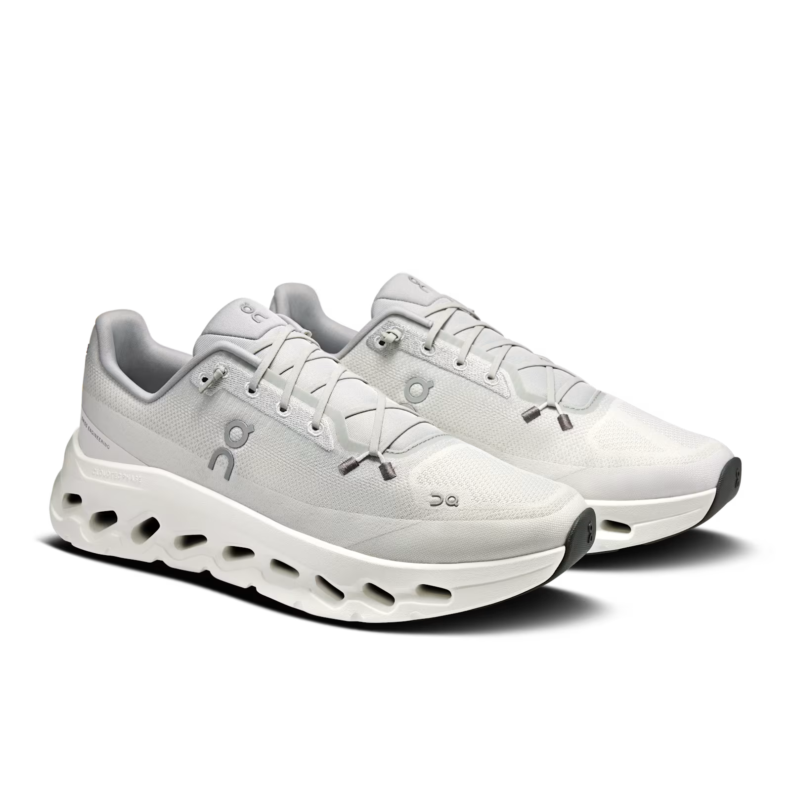 On Running Cloudtilt Arctic Ice, sneaker lifestyle On Running aux tons bleu glacier et blanc équipée de la technologie CloudTec Phase® et de l'amorti Helion™ vue de 3/4 face. 