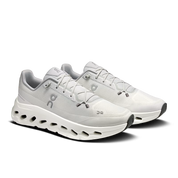 On Running Cloudtilt Arctic Ice, sneaker lifestyle On Running aux tons bleu glacier et blanc équipée de la technologie CloudTec Phase® et de l'amorti Helion™ vue de 3/4 face. 
