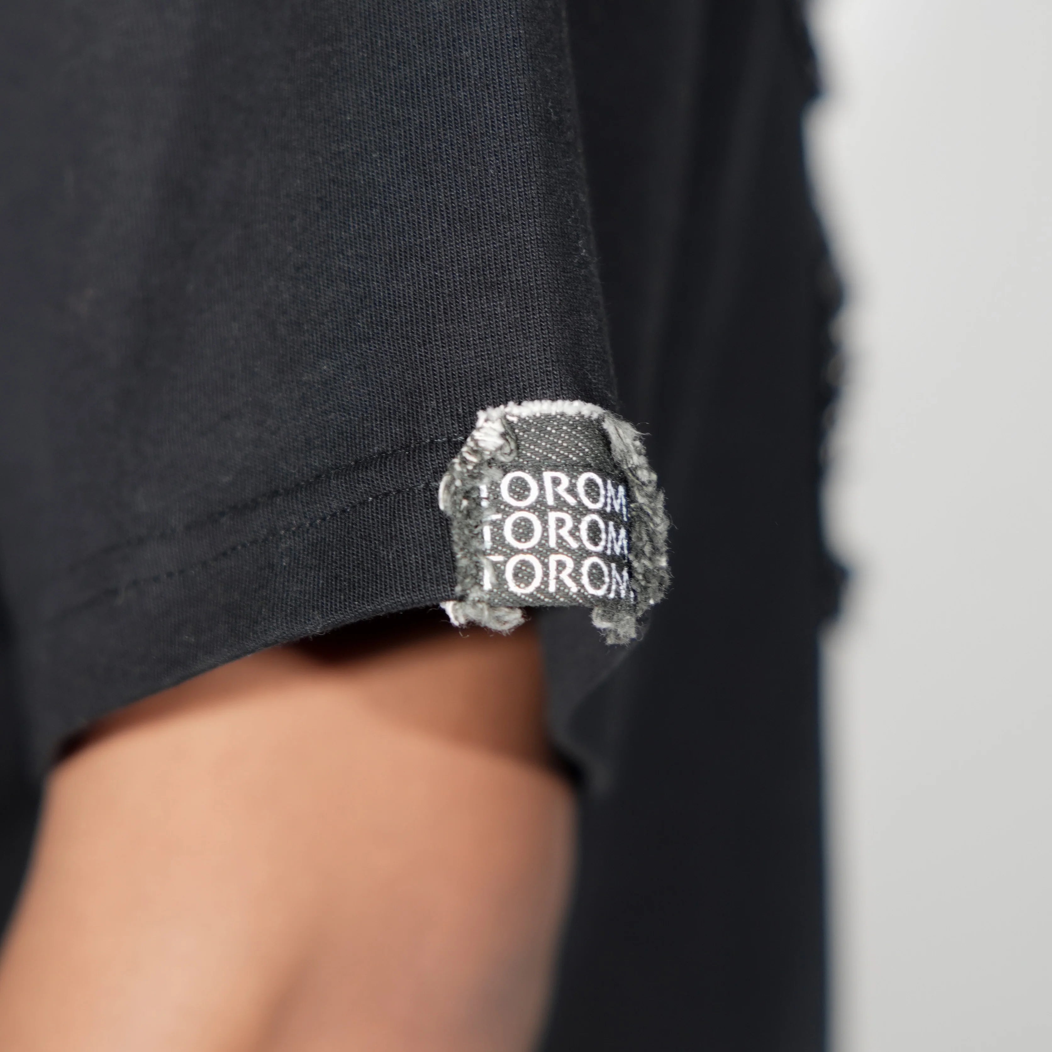 tee shirt torom noir , zoom sur la manche