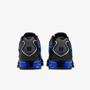 Nike Shox TL Game Royal Black noires avec détails bleu Game Royal et amorti Nike Shox intégral.