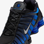 Nike Shox TL Game Royal Black noires avec détails bleu Game Royal et amorti Nike Shox intégral.