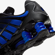 Nike Shox TL Game Royal Black noires avec détails bleu Game Royal et amorti Nike Shox intégral.