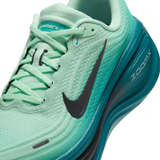 Vue zoomée sur les détails latéraux de la Nike Vomero Plus Chicago Marathon IV6298-300 en Arctic Green, Black et Action Grape avec mesh technique et semelle ZoomX épaisse.