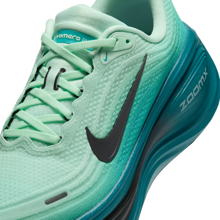 Vue zoomée sur les détails latéraux de la Nike Vomero Plus Chicago Marathon IV6298-300 en Arctic Green, Black et Action Grape avec mesh technique et semelle ZoomX épaisse.