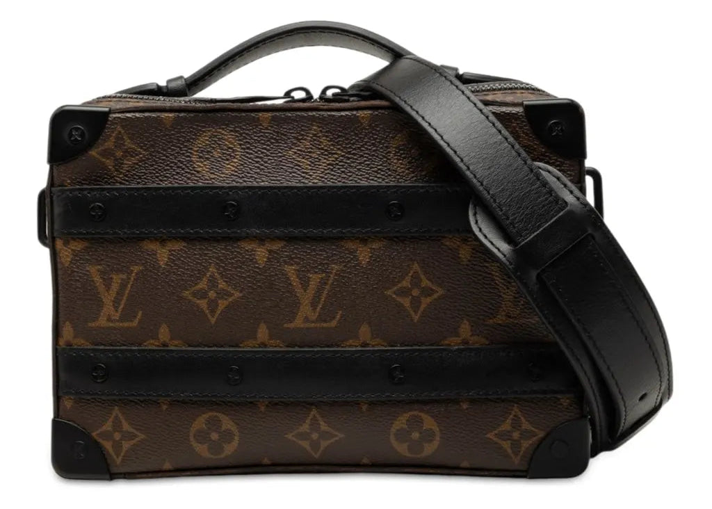 Louis Vuitton Handle Soft Trunk Monogram Macassar Brown, sac Louis Vuitton rectangulaire en toile Monogram marron avec finitions noires, poignée supérieure et bandoulière.