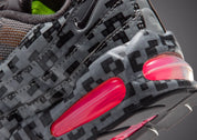 Sneaker Nike Air Max 95 LEGO Pixel Camo avec motif camouflage pixelisé inspiré de LEGO, unités Air visibles et design rétro-running iconique.