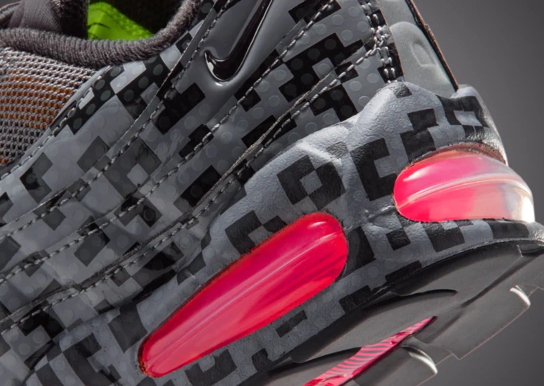 Sneaker Nike Air Max 95 LEGO Pixel Camo avec motif camouflage pixelisé inspiré de LEGO, unités Air visibles et design rétro-running iconique.