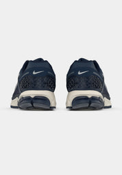 Sneakers Nike Zoom Vomero 5 SE en Blue Void et Midnight Navy avec mesh respirant et amorti Zoom Air premium.