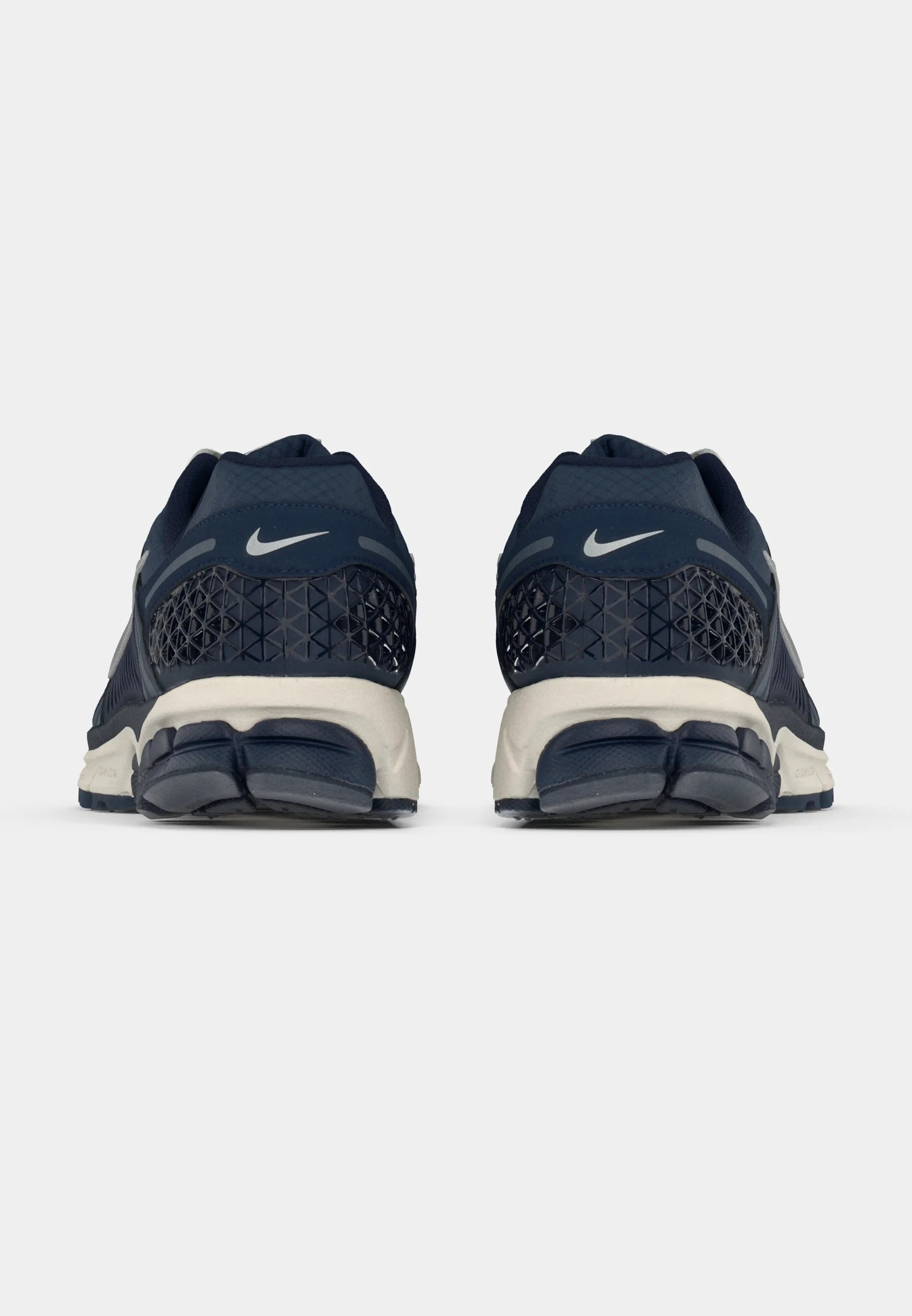 Sneakers Nike Zoom Vomero 5 SE en Blue Void et Midnight Navy avec mesh respirant et amorti Zoom Air premium.