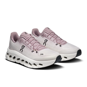 On Running Cloudtilt Heron Dew, sneaker lifestyle On Running coloris Heron et Dew équipée de la technologie CloudTec Phase® et de l'amorti Helion™ vue de 3/4 face. 