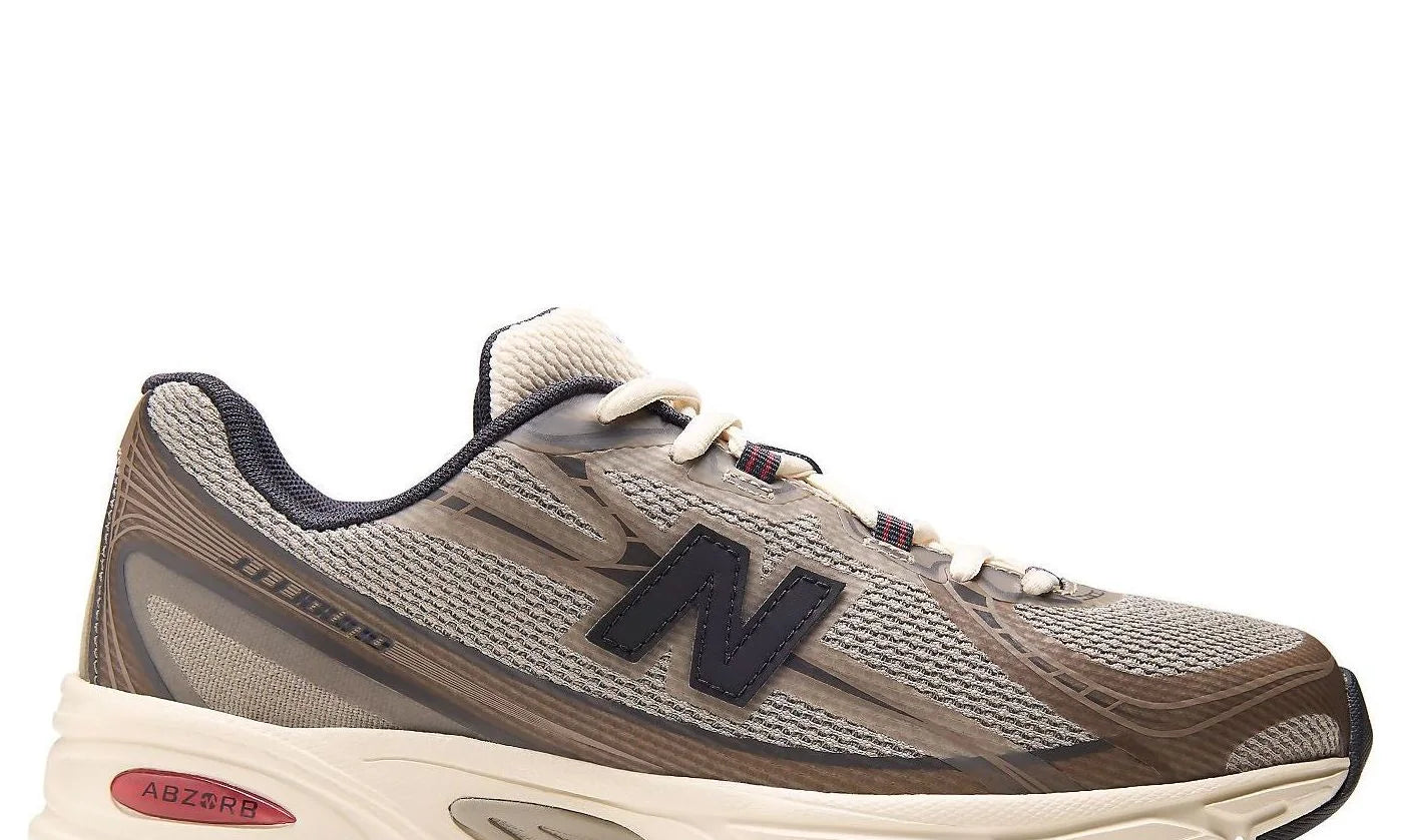 New Balance 740N JJJJound Mushroom, sneaker rétro-running beige et marron issue de la collaboration JJJJound x New Balance avec tige en mesh vue de profil. 