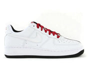 Nike Air Force 1 Low Scarface 313641-101, sneaker Nike Air Force 1 noire et blanche avec color blocking contrasté et détails Varsity Red.