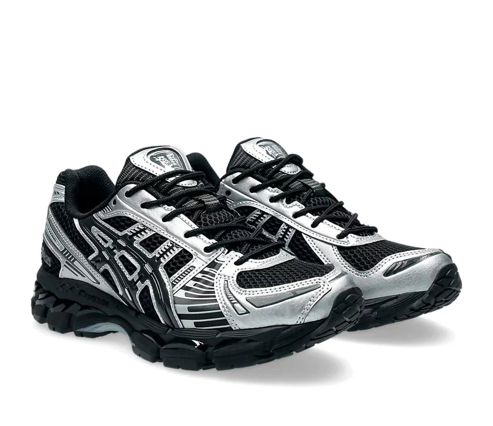 ASICS Gel-Kayano 12.1 Black Pure Silver en mesh noir avec détails argentés métallisés, amorti GEL et silhouette rétro-running technique.