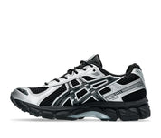 ASICS Gel-Kayano 12.1 Black Pure Silver en mesh noir avec détails argentés métallisés, amorti GEL et silhouette rétro-running technique.