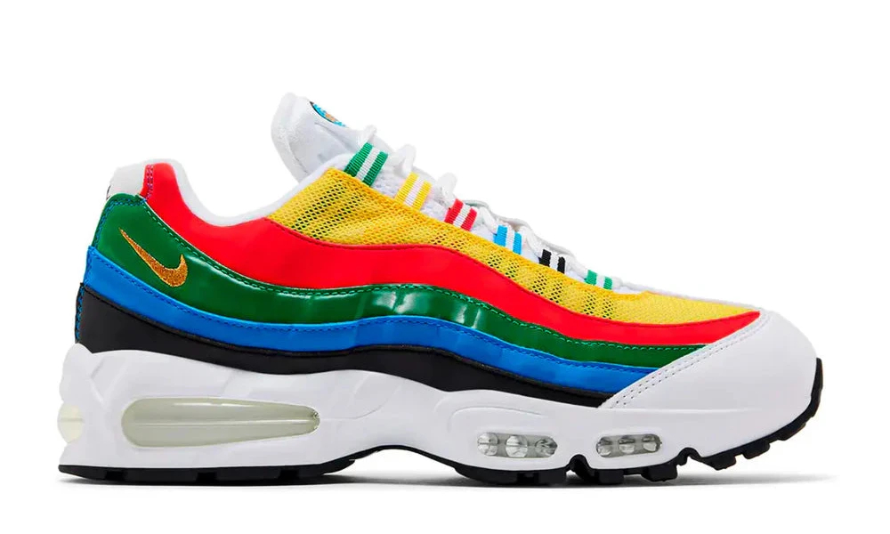 Nike Air Max 95 Olympic 2026 avec tige en mesh, cuir synthétique et suède blanc et bleu, détails Metallic Gold, unités Max Air visibles et semelle extérieure en caoutchouc vue de profil. 