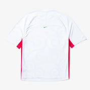 Nike x One Piece Jersey White/Very Berry/Green Quartz, jersey blanc à manches courtes avec détails Very Berry et Green Quartz.