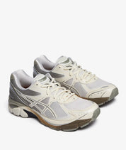 Sneaker ASICS GT-2160 Dime Arctic Wolf en mesh gris clair avec amorti GEL et finitions premium inspirées du skate et du rétro-running.