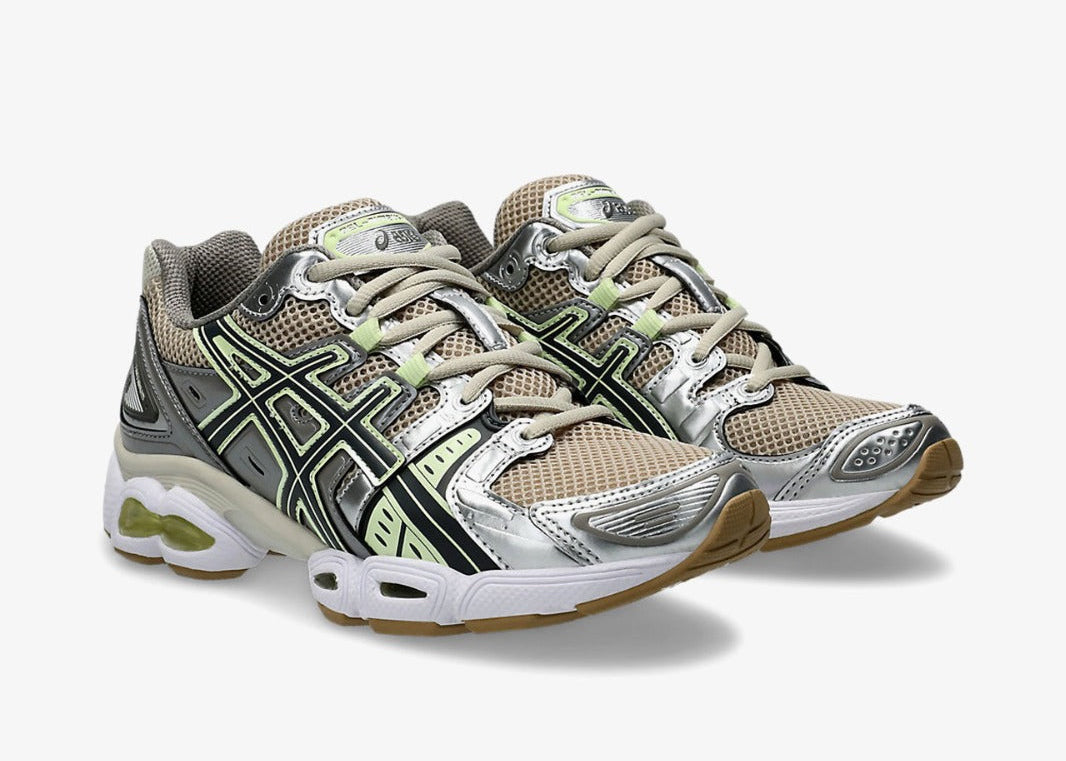 Sneaker ASICS Gel-Nimbus 9 Feather Grey en mesh gris clair avec amorti GEL, détails techniques et silhouette rétro-running inspirée des années 2000.