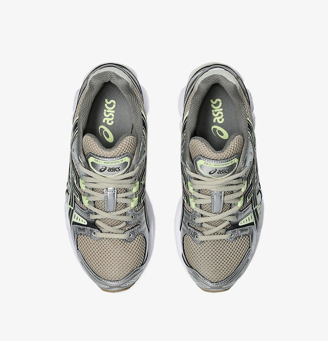 Sneaker ASICS Gel-Nimbus 9 Feather Grey en mesh gris clair avec amorti GEL, détails techniques et silhouette rétro-running inspirée des années 2000.