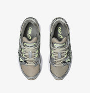 Sneaker ASICS Gel-Nimbus 9 Feather Grey en mesh gris clair avec amorti GEL, détails techniques et silhouette rétro-running inspirée des années 2000.