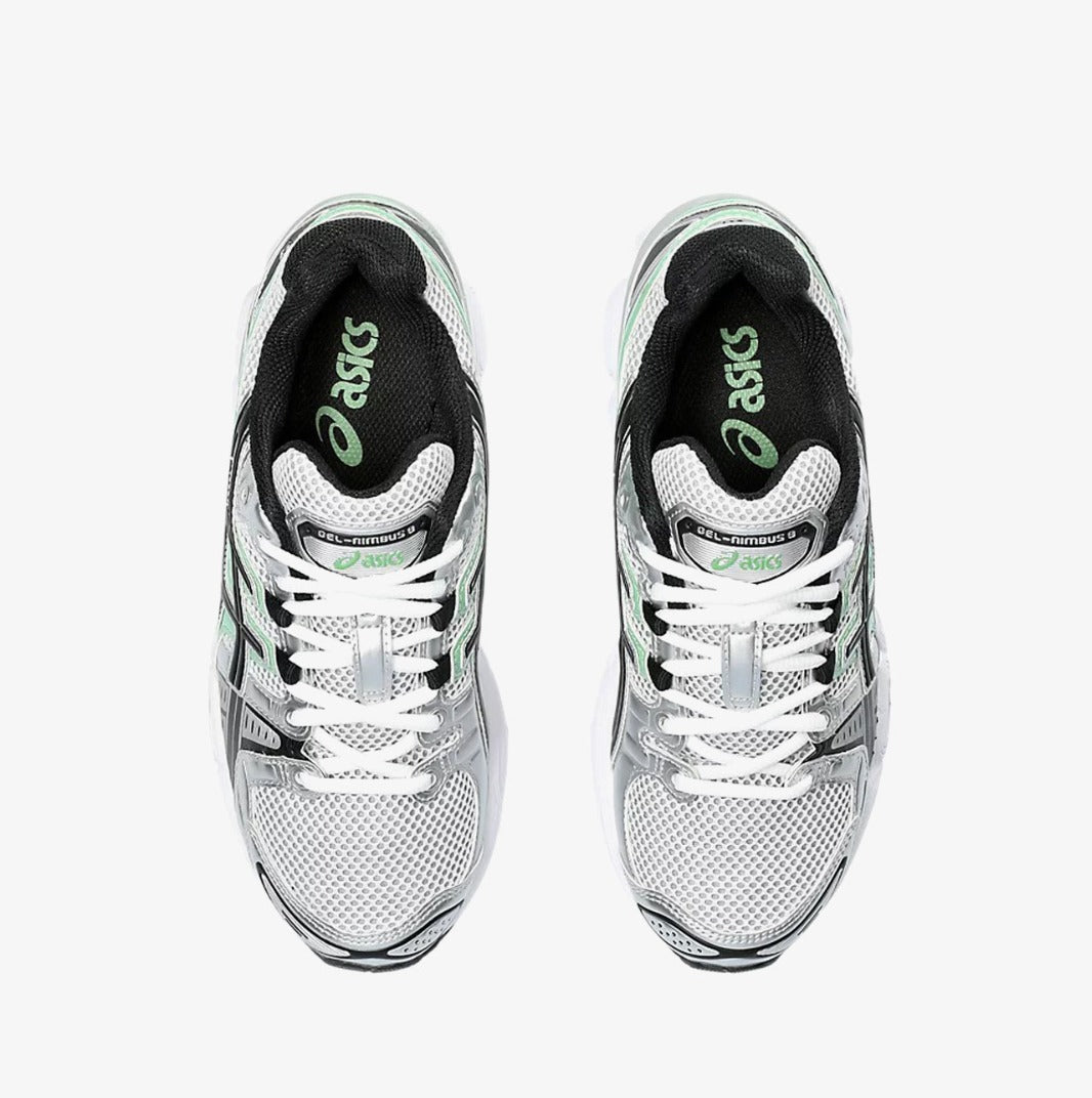 Sneaker ASICS Gel-Nimbus 9 White Bamboo en mesh blanc avec détails vert bambou, amorti GEL et silhouette rétro-running inspirée des années 2000.