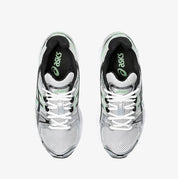 Sneaker ASICS Gel-Nimbus 9 White Bamboo en mesh blanc avec détails vert bambou, amorti GEL et silhouette rétro-running inspirée des années 2000.