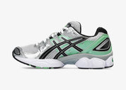 Sneaker ASICS Gel-Nimbus 9 White Bamboo en mesh blanc avec détails vert bambou, amorti GEL et silhouette rétro-running inspirée des années 2000.