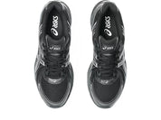 ASICS Gel-Sekiran Black Carbon en mesh noir avec détails gris anthracite, amorti GEL et silhouette technique contemporaine.