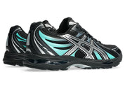 ASICS Gel-Sekiran Black Waterfall en mesh noir avec détails bleu aquatique, amorti GEL et silhouette technique contemporaine.