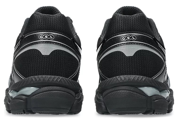 Sneaker ASICS Gel-Cumulus 16 Black Pure Silver en mesh noir avec détails argentés métallisés, amorti GEL et silhouette rétro-running technique.