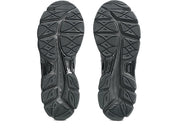 Sneaker ASICS Gel-Cumulus 16 Black Pure Silver en mesh noir avec détails argentés métallisés, amorti GEL et silhouette rétro-running technique.