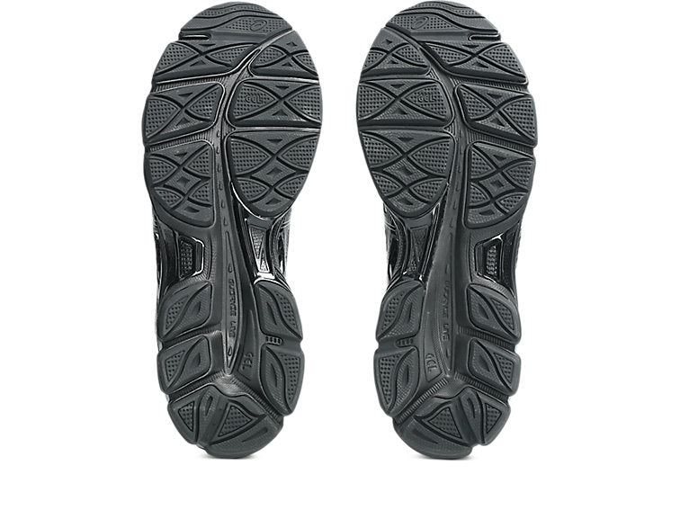 Sneaker ASICS Gel-Cumulus 16 Black Pure Silver en mesh noir avec détails argentés métallisés, amorti GEL et silhouette rétro-running technique.
