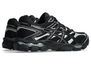 Sneaker ASICS Gel-Cumulus 16 Black Pure Silver en mesh noir avec détails argentés métallisés, amorti GEL et silhouette rétro-running technique.