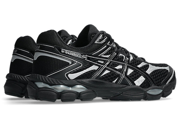 Sneaker ASICS Gel-Cumulus 16 Black Pure Silver en mesh noir avec détails argentés métallisés, amorti GEL et silhouette rétro-running technique.