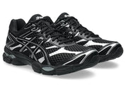 Sneaker ASICS Gel-Cumulus 16 Black Pure Silver en mesh noir avec détails argentés métallisés, amorti GEL et silhouette rétro-running technique.