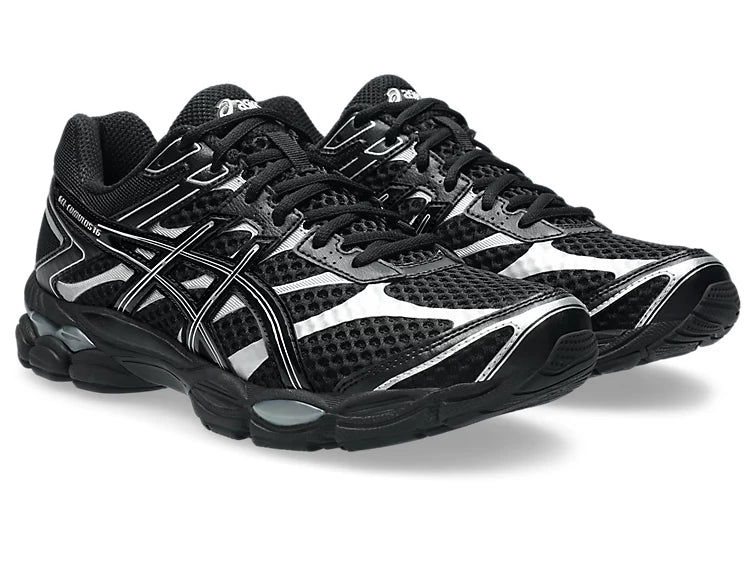 Sneaker ASICS Gel-Cumulus 16 Black Pure Silver en mesh noir avec détails argentés métallisés, amorti GEL et silhouette rétro-running technique.