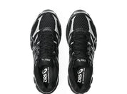 Sneaker ASICS Gel-Cumulus 16 Black Pure Silver en mesh noir avec détails argentés métallisés, amorti GEL et silhouette rétro-running technique.