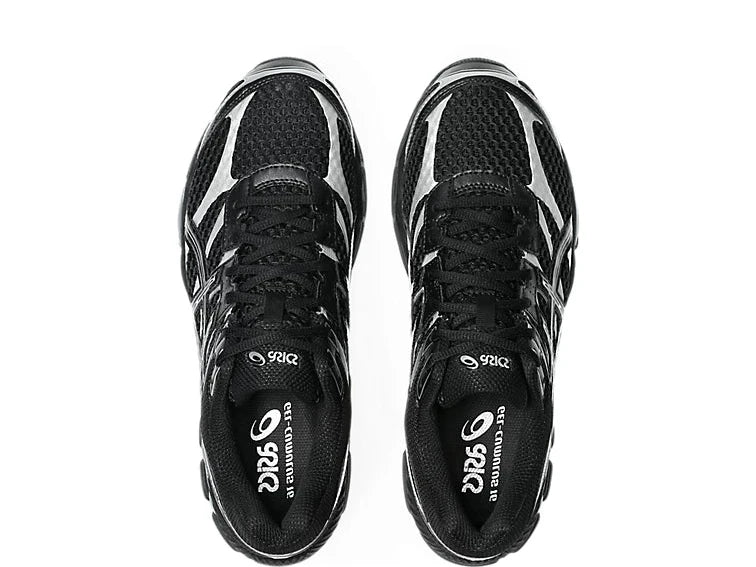 Sneaker ASICS Gel-Cumulus 16 Black Pure Silver en mesh noir avec détails argentés métallisés, amorti GEL et silhouette rétro-running technique.