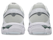 Sneaker ASICS Gel-Cumulus 16 Lake Grey Pure Silver en mesh gris bleuté avec détails argentés métallisés et amorti GEL performant.