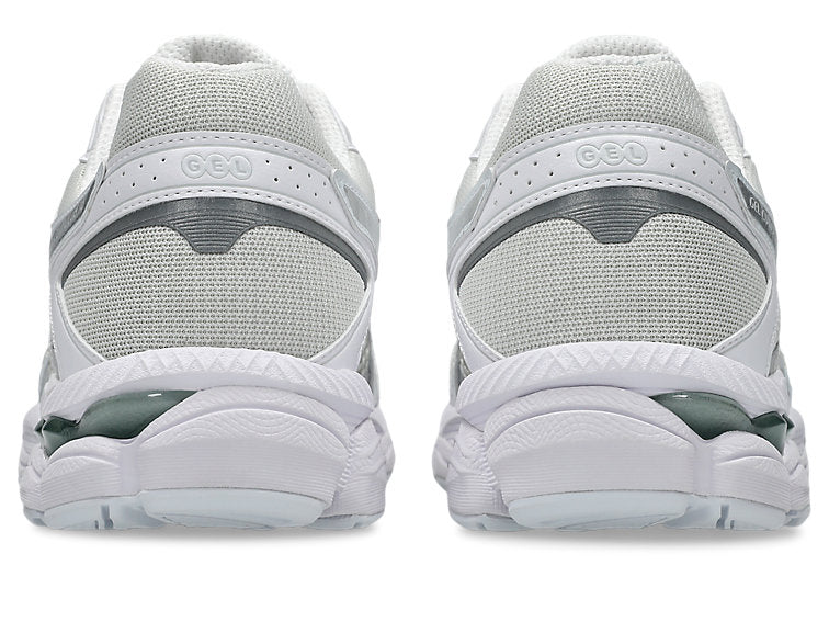 Sneaker ASICS Gel-Cumulus 16 Lake Grey Pure Silver en mesh gris bleuté avec détails argentés métallisés et amorti GEL performant.