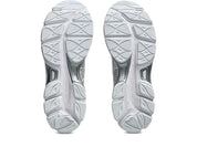 Sneaker ASICS Gel-Cumulus 16 Lake Grey Pure Silver en mesh gris bleuté avec détails argentés métallisés et amorti GEL performant.
