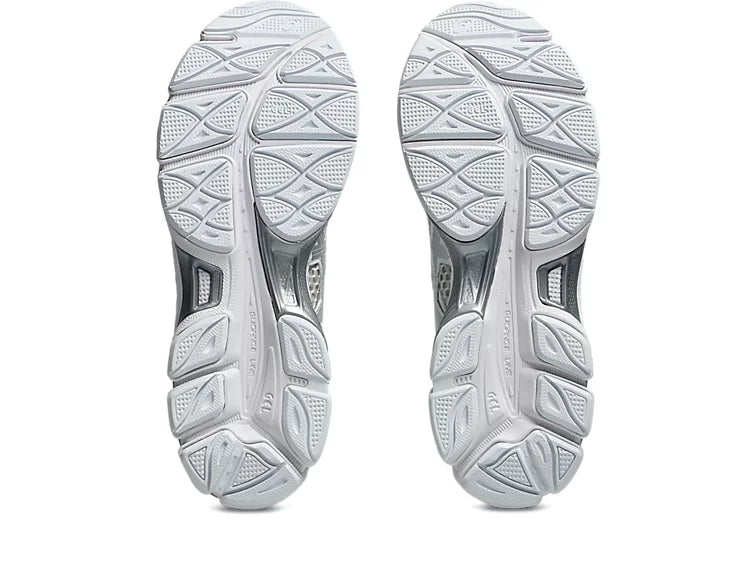 Sneaker ASICS Gel-Cumulus 16 Lake Grey Pure Silver en mesh gris bleuté avec détails argentés métallisés et amorti GEL performant.