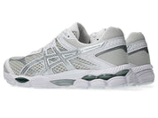 Sneaker ASICS Gel-Cumulus 16 Lake Grey Pure Silver en mesh gris bleuté avec détails argentés métallisés et amorti GEL performant.