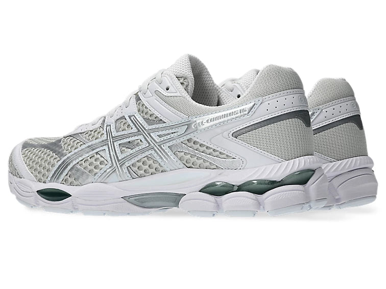 Sneaker ASICS Gel-Cumulus 16 Lake Grey Pure Silver en mesh gris bleuté avec détails argentés métallisés et amorti GEL performant.