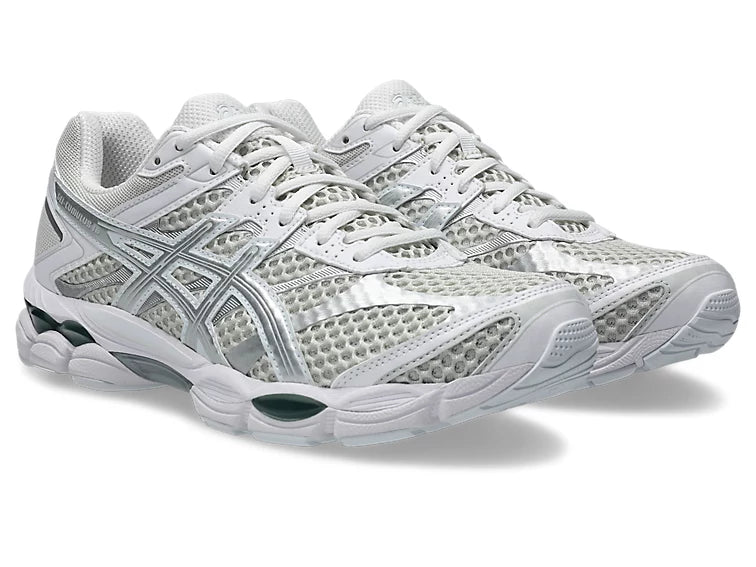 Sneaker ASICS Gel-Cumulus 16 Lake Grey Pure Silver en mesh gris bleuté avec détails argentés métallisés et amorti GEL performant.