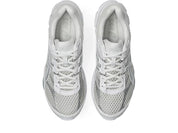 Sneaker ASICS Gel-Cumulus 16 Lake Grey Pure Silver en mesh gris bleuté avec détails argentés métallisés et amorti GEL performant.