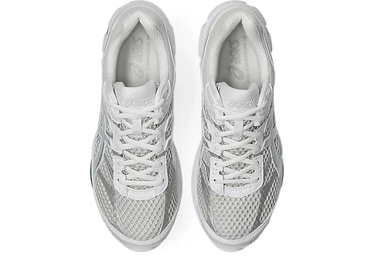 Sneaker ASICS Gel-Cumulus 16 Lake Grey Pure Silver en mesh gris bleuté avec détails argentés métallisés et amorti GEL performant.