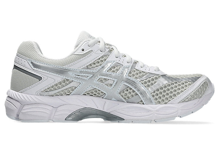 Sneaker ASICS Gel-Cumulus 16 Lake Grey Pure Silver en mesh gris bleuté avec détails argentés métallisés et amorti GEL performant.