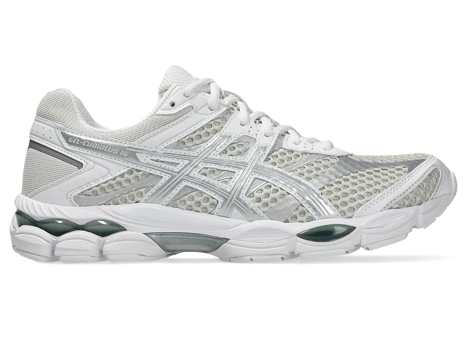 Sneaker ASICS Gel-Cumulus 16 Lake Grey Pure Silver en mesh gris bleuté avec détails argentés métallisés et amorti GEL performant.