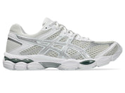 Sneaker ASICS Gel-Cumulus 16 Lake Grey Pure Silver en mesh gris bleuté avec détails argentés métallisés et amorti GEL performant.